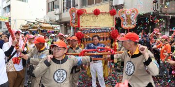 影音/大甲媽停轎宏仁醫院   白袍醫扛轎祈福 醫護為信眾包紮傷口