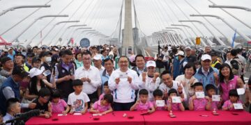 淡水八里不再遙遠！萬人齊登淡江大橋     見證「世界級斜張橋」歷史時刻