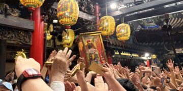 大甲媽回鑾啟程　新港萬人恭送場面盛大