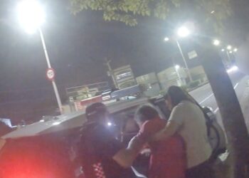 鐵漢也有柔情！彌陀警霸氣「公主抱」迷途婦　暖心守護最美背影