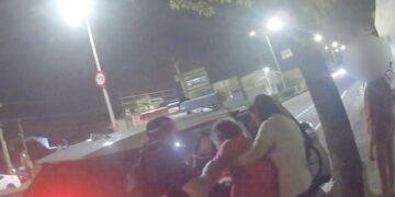 鐵漢也有柔情!彌陀警霸氣「公主抱」迷途婦 暖心守護最美背影