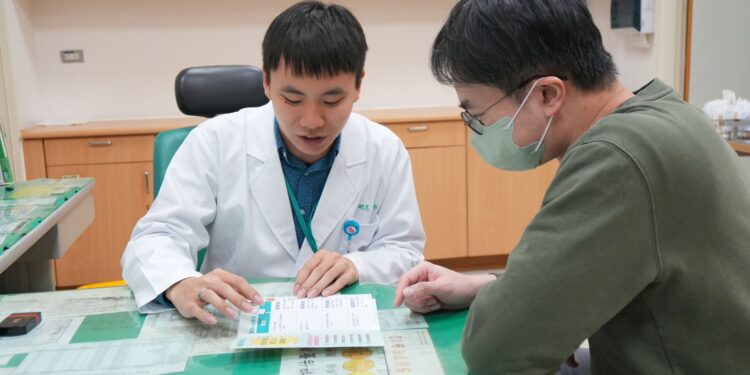 聖馬職業醫學科許明恩醫師勤學印尼、越南語　拉近與外籍移工距離