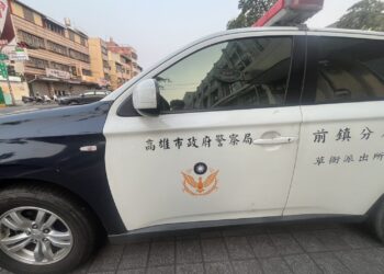 外籍男無厘頭狠踹警車後逃逸　前鎮警百米狂追強勢壓制