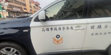 外籍男無厘頭狠踹警車後逃逸　前鎮警百米狂追強勢壓制