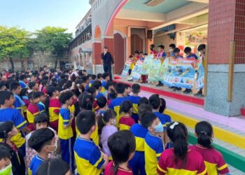 汽車胎壓不足　東港警協助充氣暨東港警訊