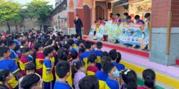 汽車胎壓不足　東港警協助充氣暨東港警訊