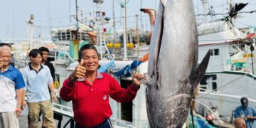屏東第一鮪報到　船長洪福家奪頭采
