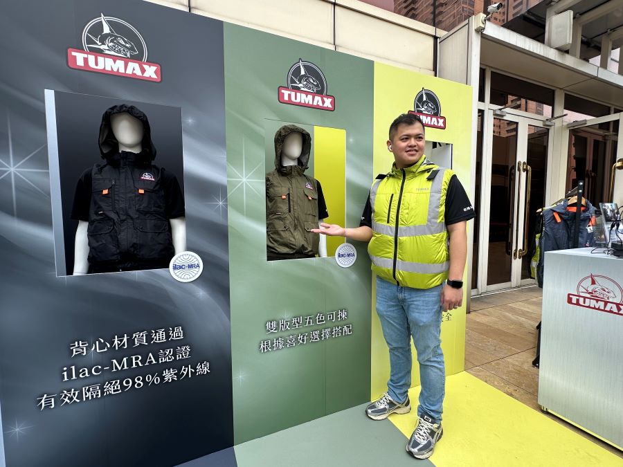 崧隆實業小老闆盧易廷介紹TUMAX品牌風扇衣特色。(圖/記者林均和攝)