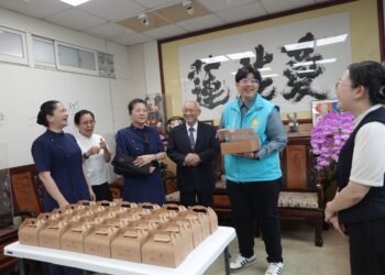 慈濟成立60周年　志工送壽桃分享喜悅
