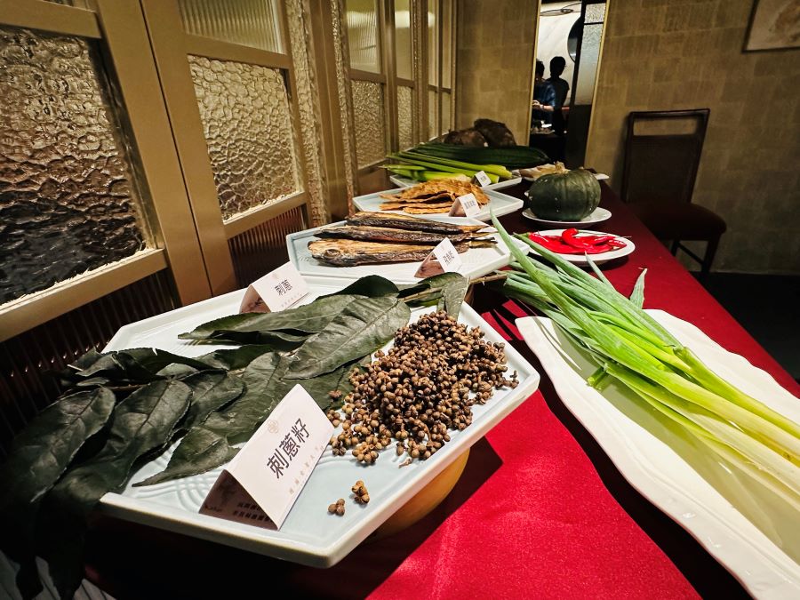 台中「膳馨」推母親節特色料理，將多款台灣在地特色食材入菜，包括常見原住民料理的刺蔥、東部日曬飛魚乾、珍稀鳳尾筍，以及當令的茭白筍與澎湖角瓜等。(圖/記者林均和攝)