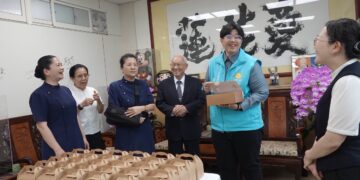 慈濟成立60周年　志工送壽桃分享喜悅