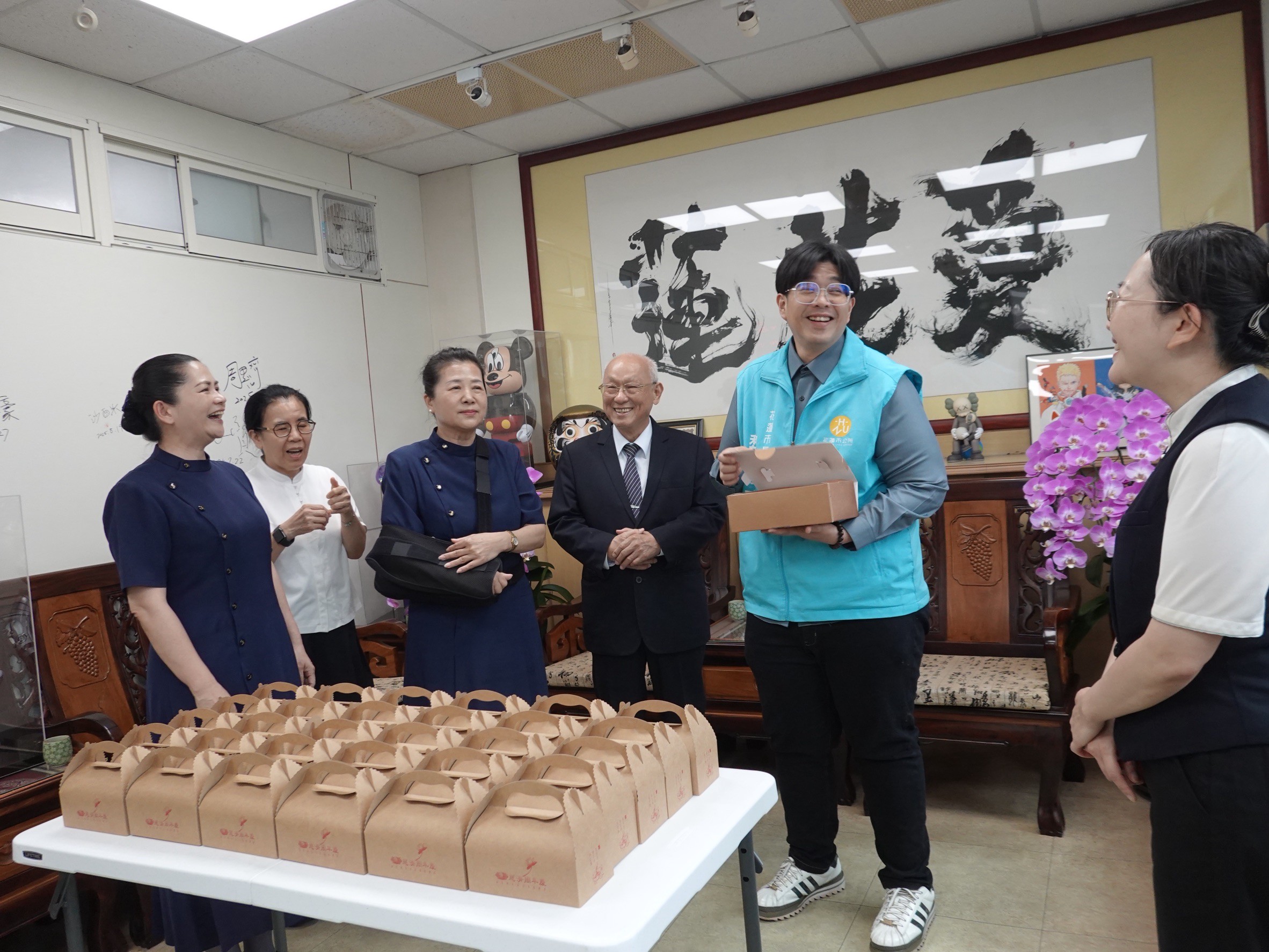 慈濟成立60周年　志工送壽桃分享喜悅