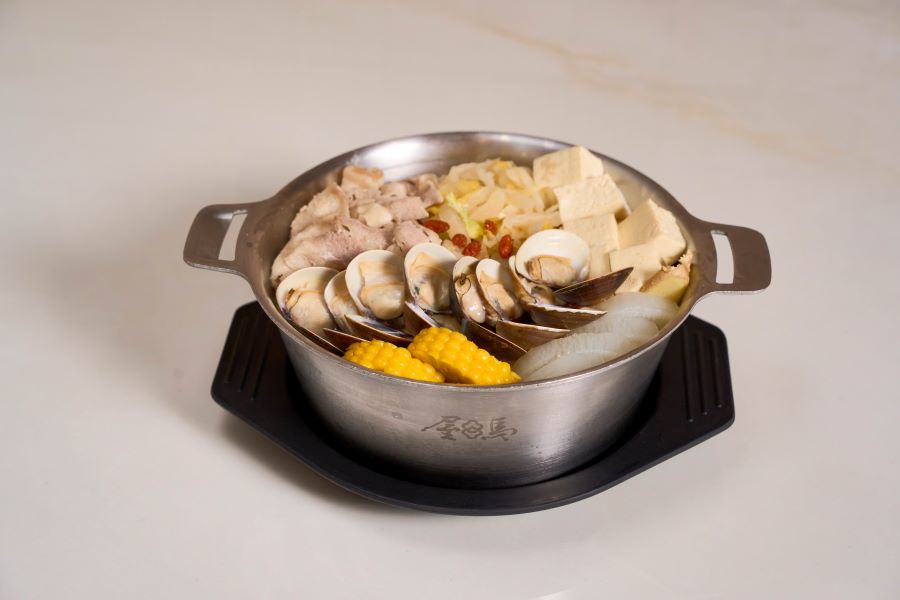 屋馬推出全新的「酸菜豚肉鍋」。此款鍋物採用自然發酵的酸白菜搭配精選豚肉，湯頭清爽回甘、具備極佳的解膩效果。(圖/業者提供)