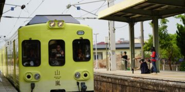 台鐵山嵐號首航西部平原   參山處攜手在地熱情迎遊客