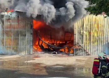 影/田尾鐵皮成衣廠發生火警 濃煙直竄天際、鐵皮燒到變形塌陷