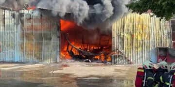 影／田尾鐵皮成衣廠發生火警  濃煙直竄天際、鐵皮燒到變形塌陷