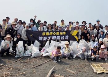 柏文(健身工廠)揪企業淨灘830人   掃出1.5噸海廢   用行動守護台灣南海岸線