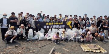 柏文(健身工廠)揪企業淨灘830人   掃出1.5噸海廢   用行動守護台灣南海岸線