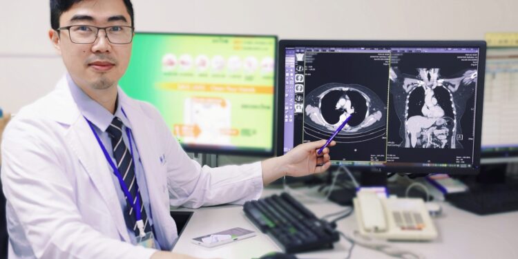 男子胸悶咳嗽    竟是因心臟前方長腫瘤