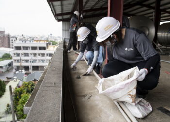 職人出馬！漆作金牌校友相挺　攜手遠雄志工翻修校園