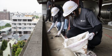職人出馬！漆作金牌校友相挺　攜手遠雄志工翻修校園