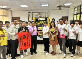 影音/彰化女中排球隊締造歷史全勝紀錄　排球主委邱建富頒獎勉再創高峰