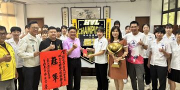 影音/彰化女中排球隊締造歷史全勝紀錄　排球主委邱建富頒獎勉再創高峰