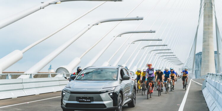 跨越都會新樞紐！TOYOTA 攜手淡江大橋通車盛事　共譜純電永續新篇章