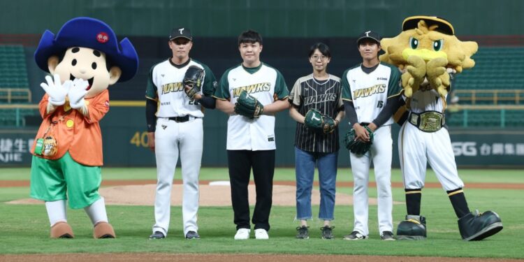 職棒球季熱血開打！乖乖全台應援跑透透   香魚君三隊現身成最萌焦點