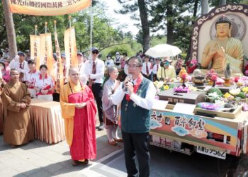 佛光山開山60週年行腳托缽抵台南　黃偉哲感謝為市民祈福、安定人心