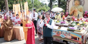 佛光山開山60週年行腳托缽抵台南　黃偉哲感謝為市民祈福、安定人心