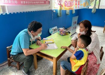 六腳鄉衛生所將關懷帶進校園　母親節守護孩子成長