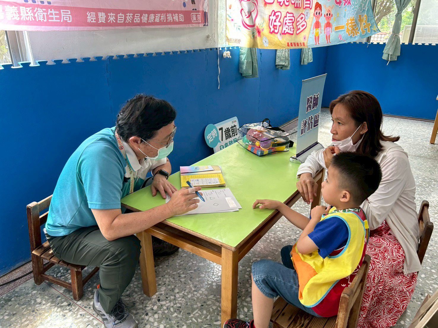 六腳鄉衛生所將關懷帶進校園 母親節守護孩子成長