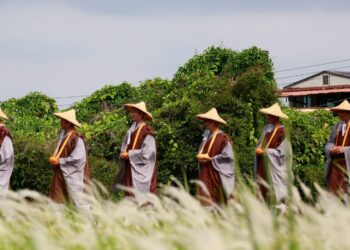 行腳祈福高雄區／全台行腳弘法　萬佛三壇大戒戒子感動萬眾