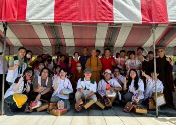 佛恩寺浴佛傳愛助學行善 ! 1300餘人齊聚共沐佛恩傳遞慈悲暖流