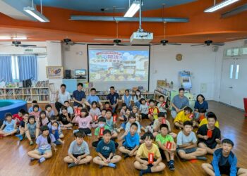 閱讀點亮偏鄉希望 劉文仕走進網寮國小 以生命故事鼓勵孩子勇敢發聲