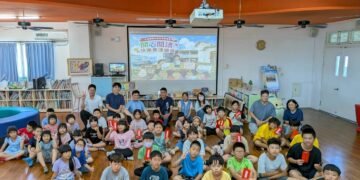 閱讀點亮偏鄉希望　劉文仕走進網寮國小　以生命故事鼓勵孩子勇敢發聲