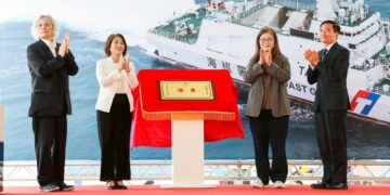 「樹頭徛予在，毋驚樹尾做風颱」  東港艦命名下水　管碧玲勉海巡： 做國家的堅韌樹根！