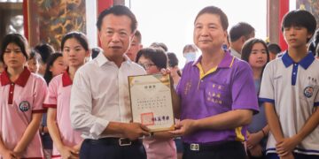 溪口天臺殿頒發獎學金　13校99名畢業生受惠