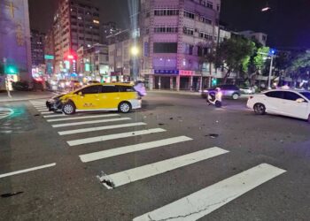 【違轉、搶切、釀禍】四維三路與林森二路口《左轉未禮讓》交通肇事案，苓雅局雄警裁罰及宣導