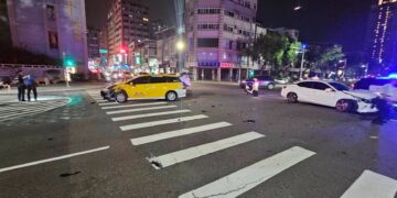 【違轉、搶切、釀禍】四維三路與林森二路口《左轉未禮讓》交通肇事案，苓雅局雄警裁罰及宣導