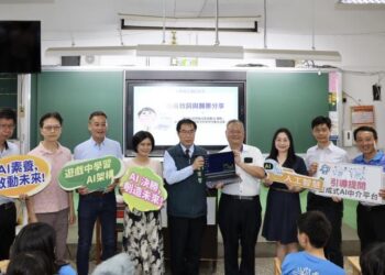 全國首批AI筆電進校園　黃偉哲加碼投入2.7億打造AI教育新世代