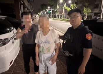 迷途老翁平安返家團圓，暖警成夜晚中的一盞明燈