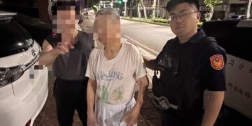 迷途老翁平安返家團圓，暖警成夜晚中的一盞明燈