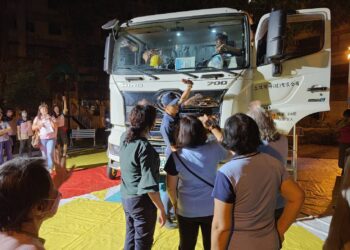 全國首創震撼宣導！前鎮警把「水泥預拌車」直接開進治安座談會　里長親坐駕駛座驚喊：真的完全看不到！