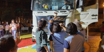 全國首創震撼宣導!前鎮警把「水泥預拌車」直接開進治安座談會 里長親坐駕駛座驚喊:真的完全看不到!