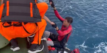 2名民眾駕船出海不慎落海 臺南海巡及時救援