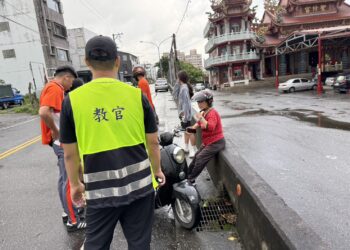 花工學生善行溫暖街頭  協助補胎救傷贏得好評