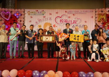 提前歡度母親節　礁溪鄉表揚18村模範母親　簡寶珠報縣表揚