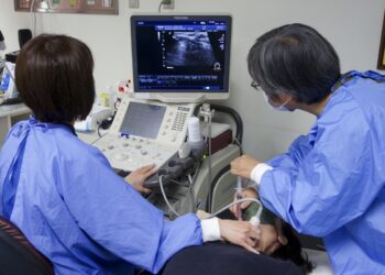 健檢抽血「完全正常」竟罹癌 30歲女上班族「照鏡子」意外發現無聲殺手